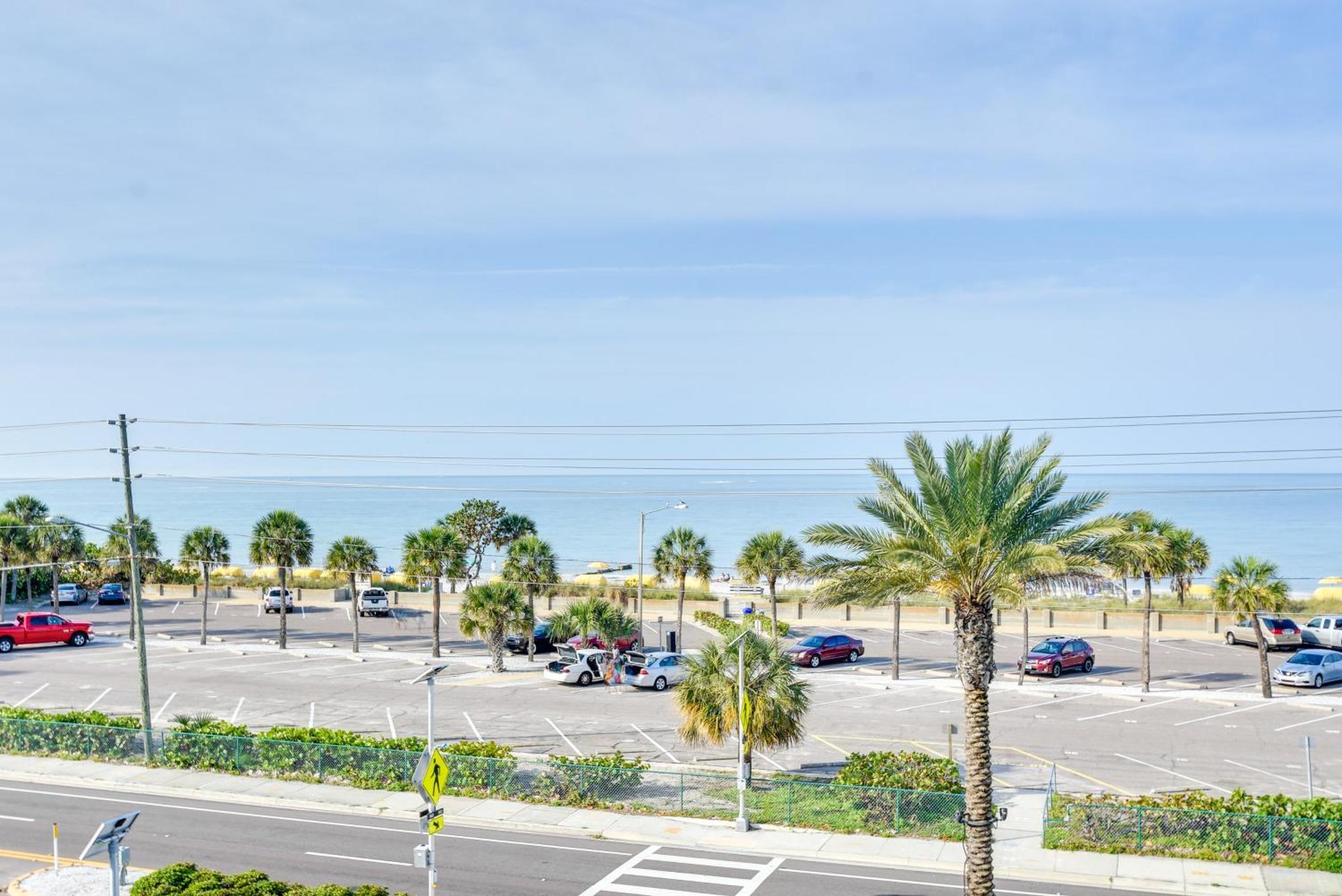 Coastal Condo With Balcony Walk To Madeira Beach! St. Pete Beach Esterno foto
