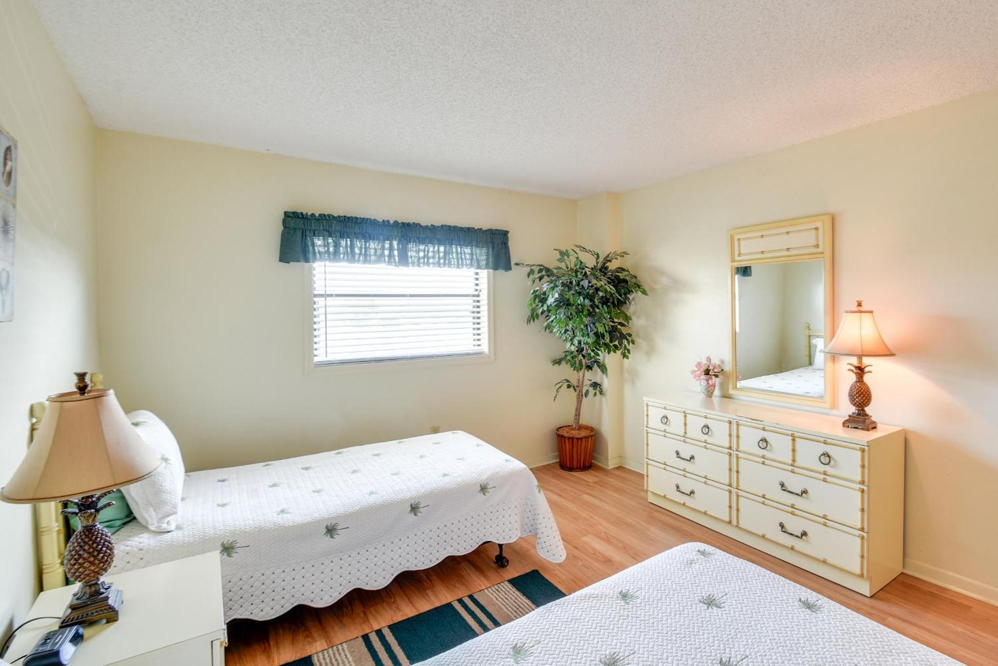 Coastal Condo With Balcony Walk To Madeira Beach! St. Pete Beach Esterno foto