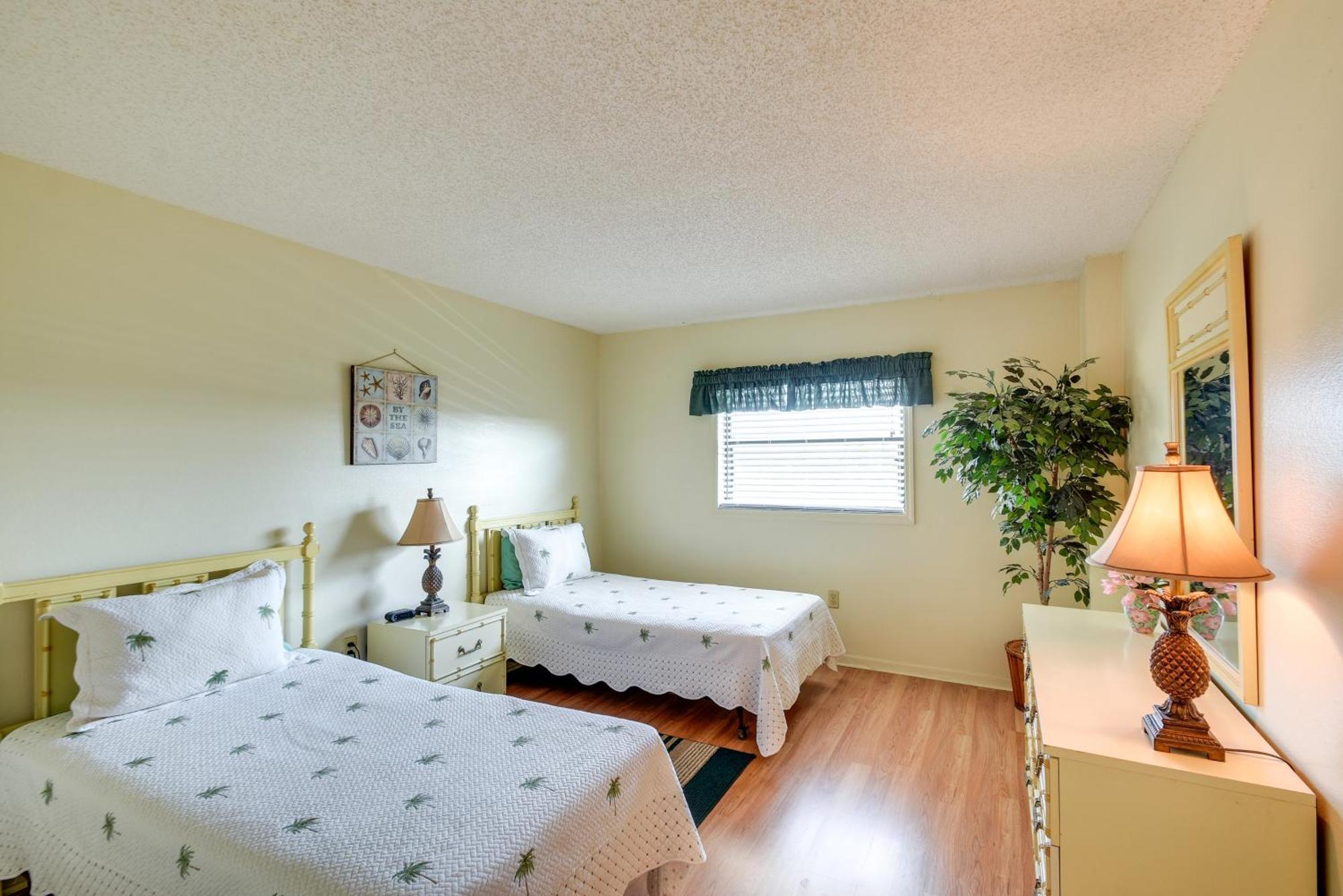 Coastal Condo With Balcony Walk To Madeira Beach! St. Pete Beach Esterno foto