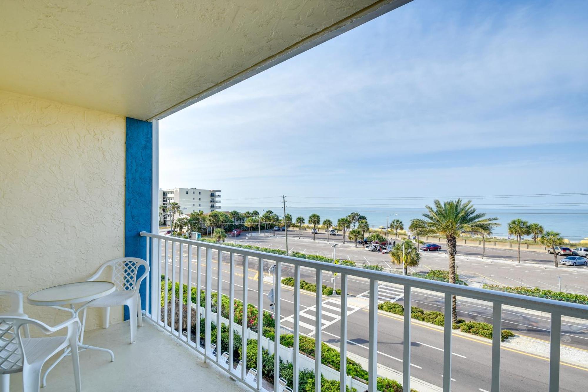 Coastal Condo With Balcony Walk To Madeira Beach! St. Pete Beach Esterno foto